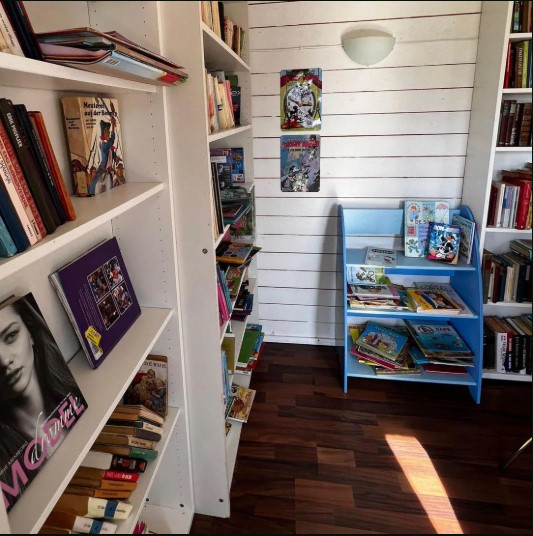 Børnebøger i campingbiblioteket hos Løkken Maritime Naturcamp