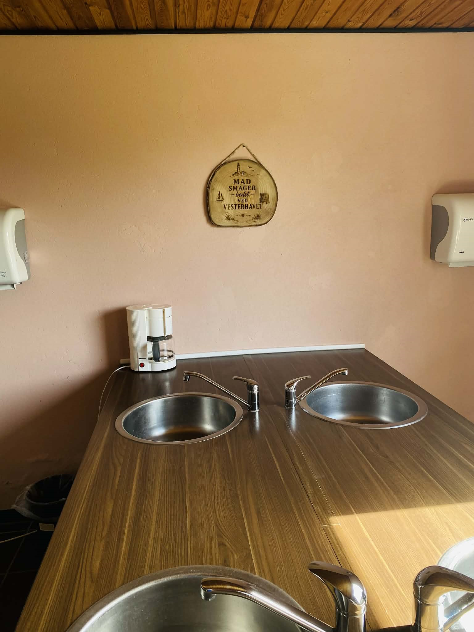 Køkkenvaske og arbejdsbord hos Løkken Maritime Naturcamp